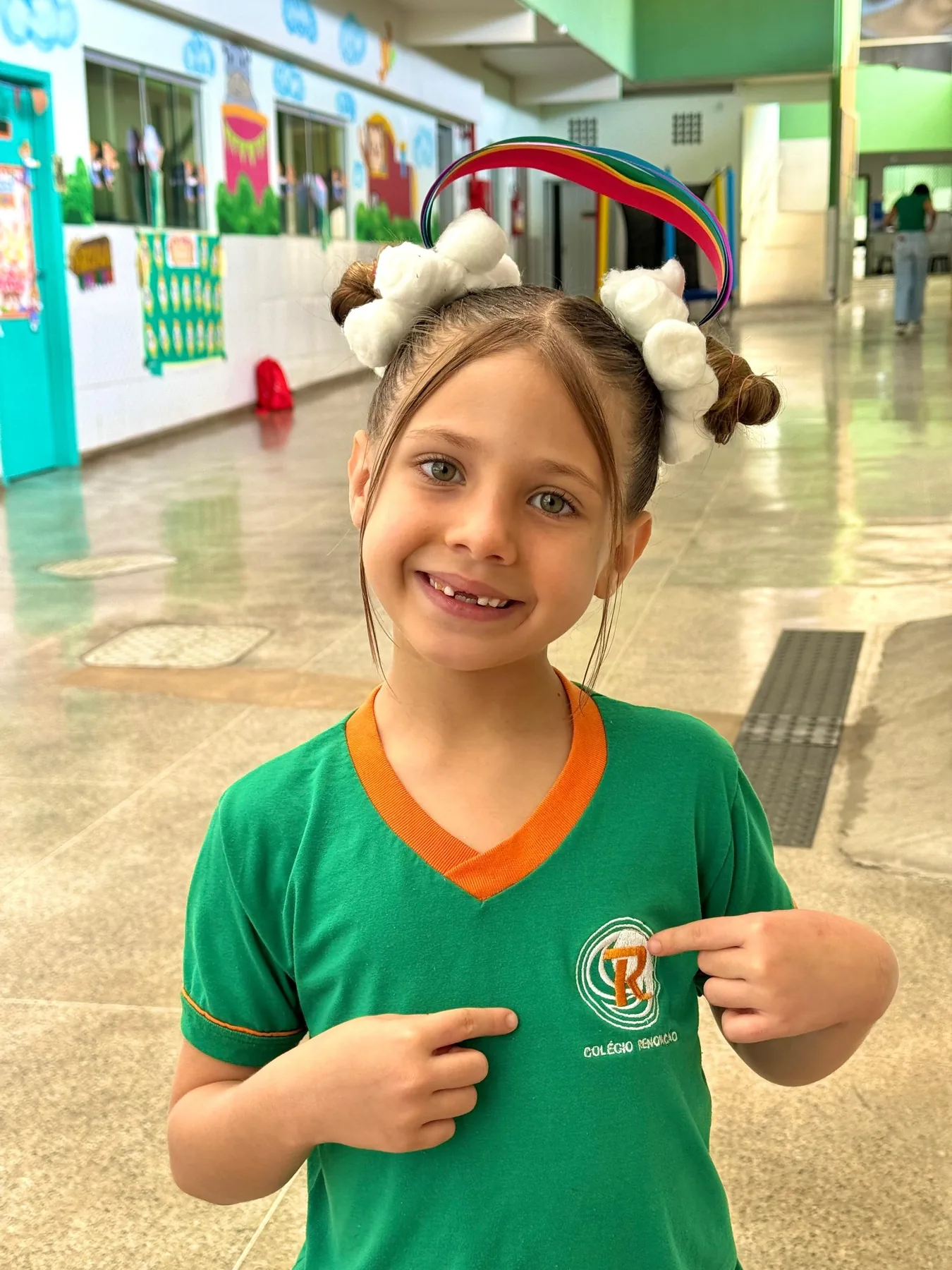 Aluna do Colégio Renovação com uniforme da escola