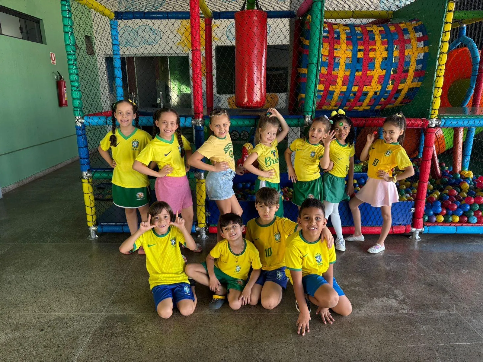Alunos em atividade na brinquedoteca