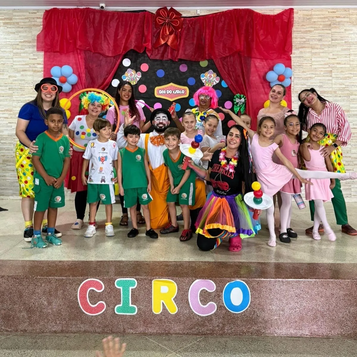 Turma e equipe no Dia do Circo